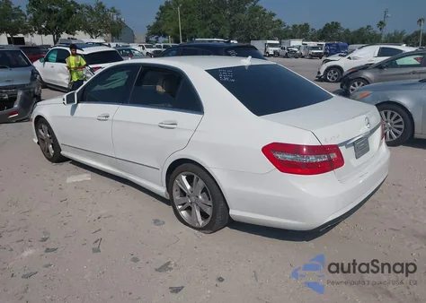 2013 Mercedes-Benz E 350 z USA, uszkodzony, nr VIN WDDHF5KB3DA664800